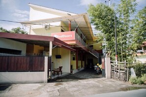 Exterior - RedDoorz @ Hening Homestay (Gunung Sari)