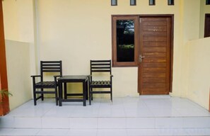 Terrace/patio - RedDoorz @ Hening Homestay (Gunung Sari)
