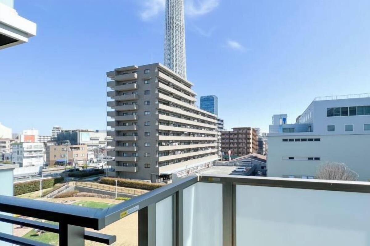 Un edificio moderno con varios pisos y una estructura en forma de torre singular.