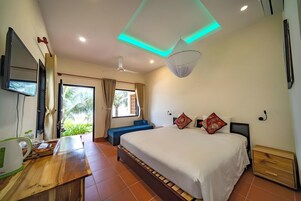 Bungalow, Pool View | Blackout drapes, free WiFi