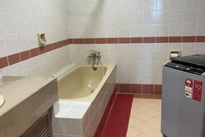 Bathroom - Highfloor Riverbank Suites level 12 (Kuching)