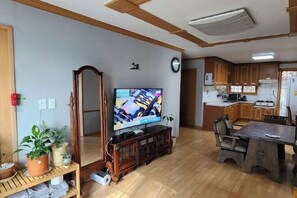 Room - Ha-Wahyeon HOUSE: Great location, views and vibe! (Geoje-si)
