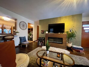 Smart TV, fireplace, books, stereo - Bohemian Hideaway Near Milwaukee: Lakeview, Trails, and Sauna (Cudahy)