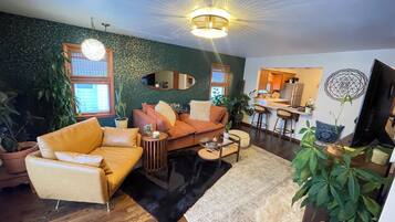 Smart TV, fireplace, books, stereo