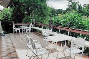 Outdoor dining - Korp View House (Wang Nam Khiao)