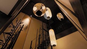 A ceiling with hanging lamps and bamboo decorations. - KIRAKU KYOTO RINPA (Kyoto)