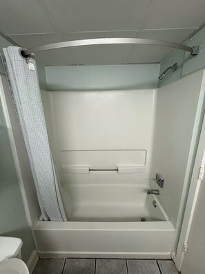 Towels, soap, toilet paper - Charming 1-bedroom condo in Myrtle Beach with AC (Myrtle Beach)