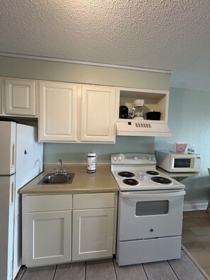 Oven, stovetop - Charming 1-bedroom condo in Myrtle Beach with AC (Myrtle Beach)