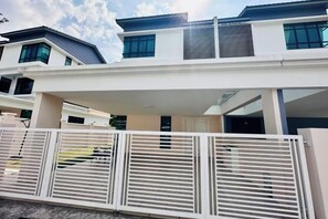 Unclassified image, 2 of 23, button - Luxury Queen Villa 2Min Walk to Beach & Night Market Netflix 20pax (Batu Ferringhi)