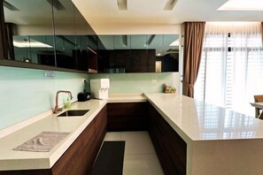 Room - Luxury Queen Villa 2Min Walk to Beach & Night Market Netflix 20pax (Batu Ferringhi)