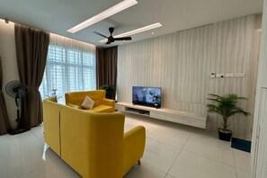 Room - Luxury Queen Villa 2Min Walk to Beach & Night Market Netflix 20pax (Batu Ferringhi)