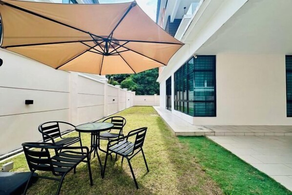 Garden - Luxury Queen Villa 2Min Walk to Beach & Night Market Netflix 20pax (Batu Ferringhi)