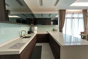 Room - Luxury Queen Villa 2Min Walk to Beach & Night Market Netflix 20pax (Batu Ferringhi)