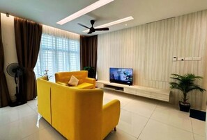 Room - Luxury Queen Villa 2Min Walk to Beach & Night Market Netflix 20pax (Batu Ferringhi)