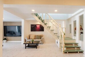 المنشأة من الداخل