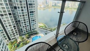 A high-rise building with a view of a lake and a swimming pool below. - Vinhomes Skylake Residence Hanoi City - Mango Housing (Hanoi)
