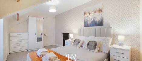 Tabla de planchar con plancha, wifi y ropa de cama