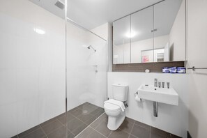 Apartment | Bathroom | Hair dryer, towels, soap, shampoo - Bright 1-bed Apartment With Balcony (Canberra)