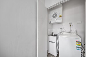 Appartement | Salle de bain | Sèche-cheveux, serviettes fournies, savon, shampoing