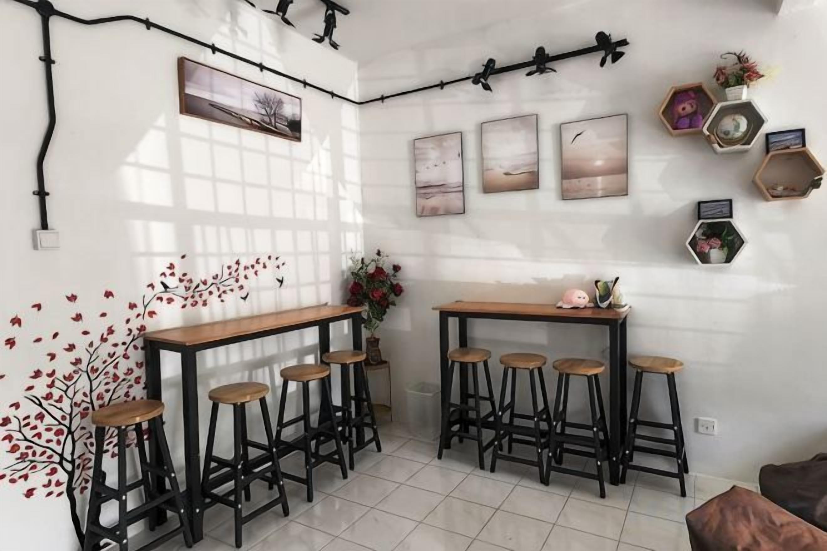 Een hoekappartement met een bar, barkrukken en decoratieve wandpanelen.