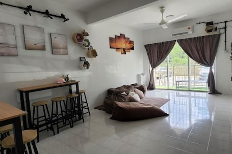 起居区. The Homestay 105 - Nearby Sky Mirror Jetty - Netflix