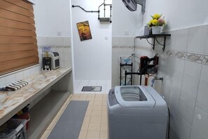 Un baño pequeño con inodoro, lavamanos y toallero.
