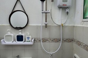 Bathroom - The Homestay 105 - Nearby Sky Mirror Jetty - Netflix (Kuala Selangor)