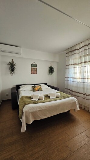 4 bedrooms, desk, iron/ironing board, free WiFi