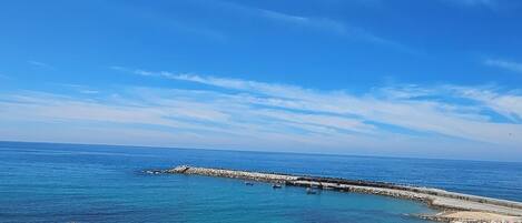 Playa en los alrededores y toallas de playa