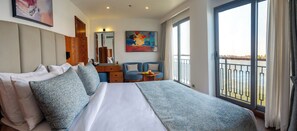 Executive Cabin | 客房內保險箱、書桌、筆電工作空間、熨斗/熨衣板