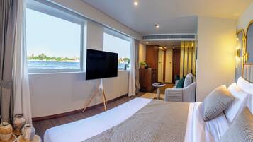 Royal Suite | In-room safe, desk, laptop workspace, iron/ironing board