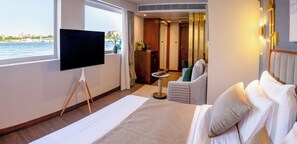 Royal suite | Een kluis op de kamer, een bureau, een laptopwerkplek