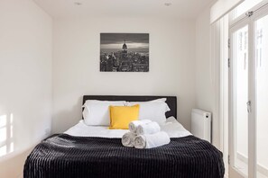 2 عدّة غرف نوم وخدمة الإنترنت