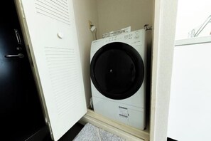 Room - 2 stops to Shinjuku, 7 minutes to train station, for families and couples, close to Tokyo City Hall (Tokyo)