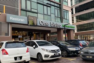 Un edificio con un restaurante llamado 'One Bistro' y un letrero que dice 'Restoran'.