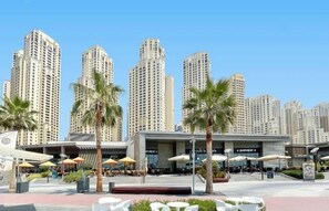Outdoor dining - Bnbme Address Beach Apt Near Bluewaters Jbr (Dubai)