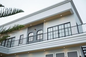 المنشأة من الخارج