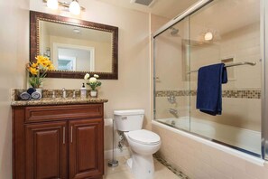 Suihku, hiustenkuivaaja, pyyhkeet