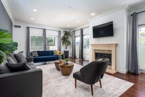 TV - Stylish Home | Prime Location + Fireplace | Patio (Studio City)