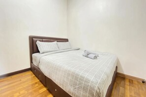 A single bed with a headboard, a flat mattress, and a blanket. - Silver Scape Residence Melaka Raya by Heystay Management (Melaka)