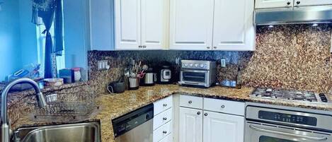 ثلاجة، ميكروويف، فرن، موقد طهي مسطح