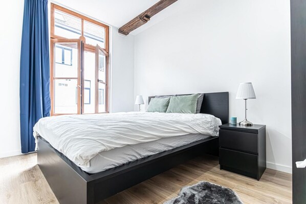 Een bureau, wifi, beddengoed