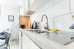 Jääkaappi, mikroaaltouuni, uuni, liesi