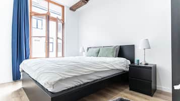 3 bedrooms, desk, WiFi, bed sheets