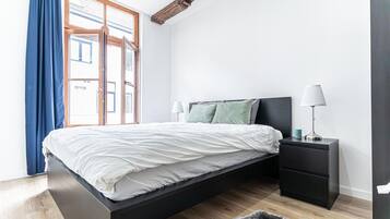 3 bedrooms, desk, WiFi, bed sheets