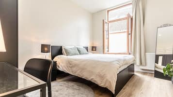 3 bedrooms, desk, WiFi, bed sheets