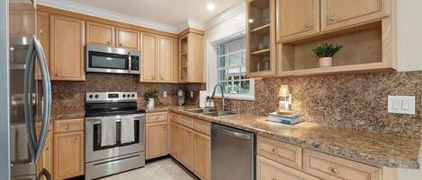 Jääkaappi, mikroaaltouuni, uuni, liesi