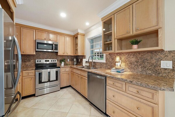 ثلاجة، ميكروويف، فرن، موقد طهي مسطح