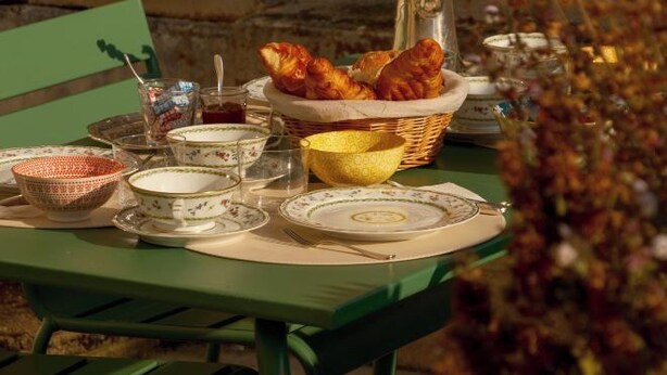 Outdoor dining - Huberdière Castle (Nazelles-Negron)