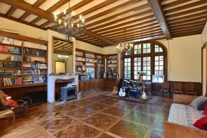 المنشأة من الداخل